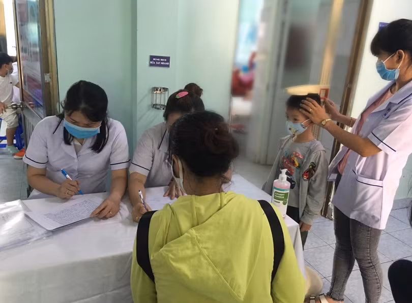Phụ huynh đưa con đến BV khám tầm soát chậm tăng trưởng chiều cao (Ảnh - BVCC) Phụ huynh đưa con đến BV khám tầm soát chậm tăng trưởng chiều cao (Ảnh - BVCC)