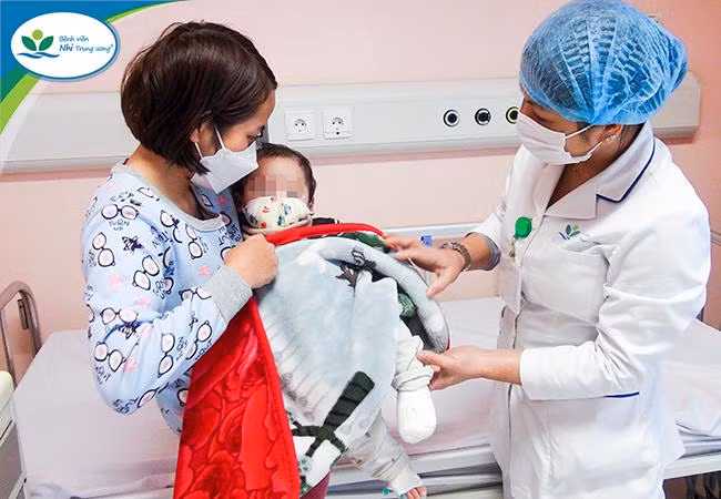 Trẻ được chăm sóc điều trị tại Đơn vị bỏng, Khoa chỉnh hình, Bệnh viện Nhi Trung ương (Ảnh - BVCC)