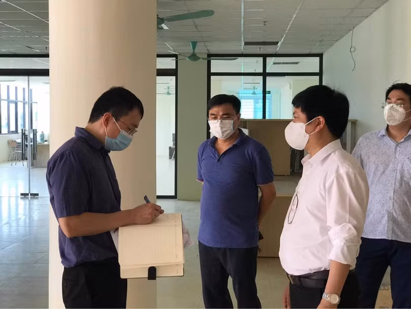 Ông Nguyễn Trọng Khoa - Phó Cục trưởng Cục Quản lý Khám, chữa bệnh, Bộ Y tế - khảo sát thêm các địa điểm đặt thêm bệnh viện dã chiến (Ảnh - Ngọc Mai)
