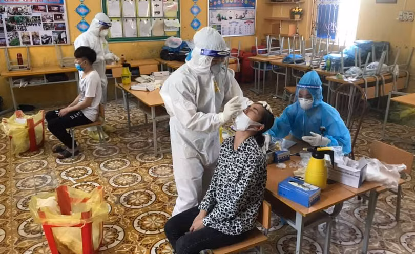 Nhân viên y tế lấy mẫu xét nghiệm COVID-19 cho người dân (Ảnh - BYT)