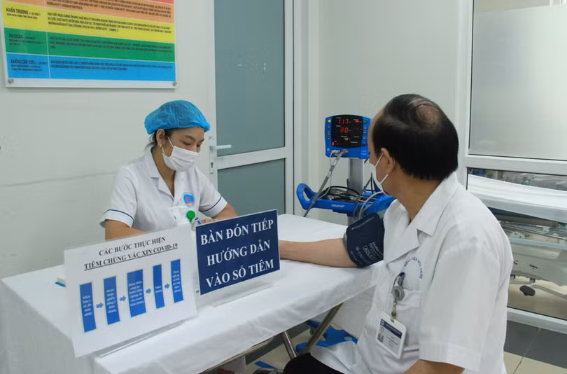 Khám sàng lọc trước tiêm vaccine phòng COVID-19 (Ảnh - Hương Thuỷ) Khám sàng lọc trước tiêm vaccine phòng COVID-19 (Ảnh - Hương Thuỷ)