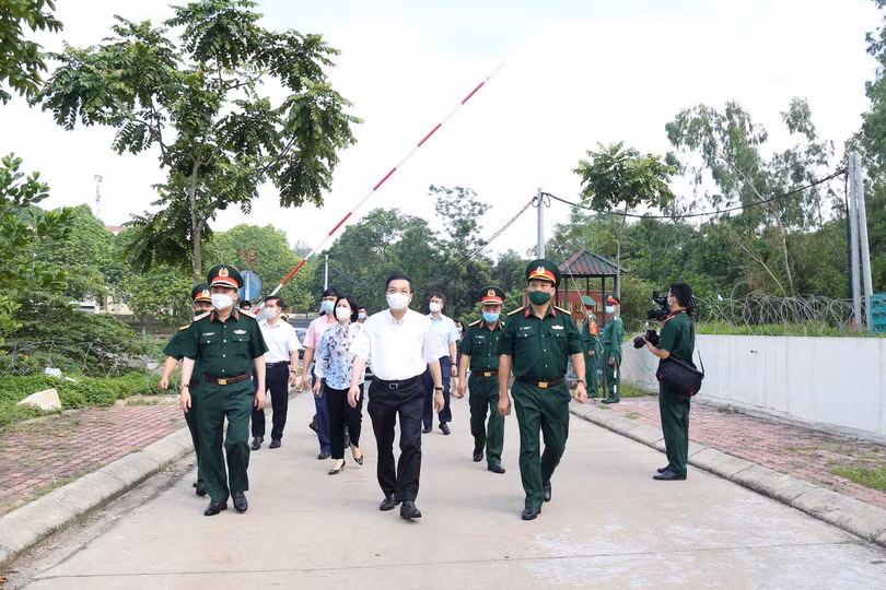 Chủ tịch UBND TP. Hà Nội cùng lãnh đạo Sở Y tế kiểm tra khu cách ly (Ảnh - Xuân Hải)