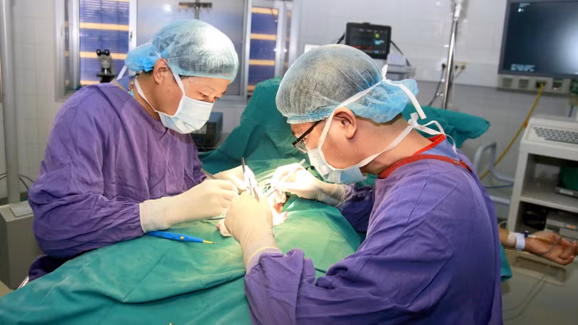 Các bác sĩ phẫu thuật cho thiếu niên 12 tuôie bị hoại tử tinh hoàn trái (Ảnh - BVCC) 