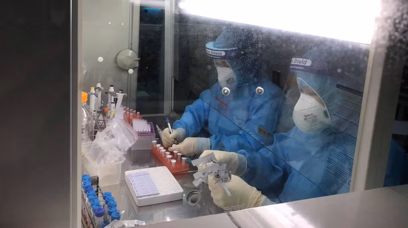 Nhân viên y tế làm việc trong phòng xét nghiệm COVID-19 (Ảnh - BYT) 