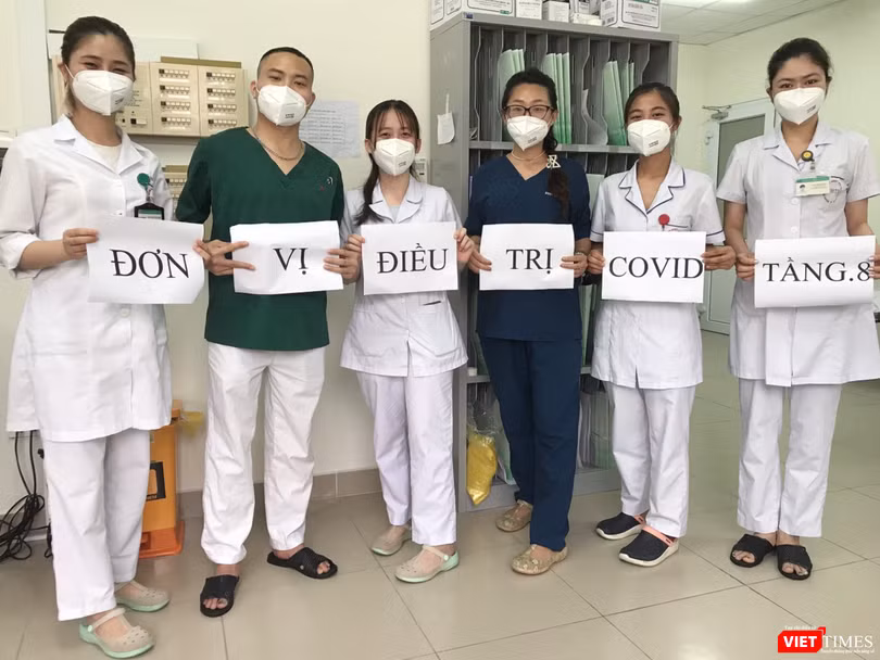 ThS. BS. Đới Ngọc Anh (áo xanh thứ 4 từ trái sang) cùng đồng nghiệp ở Đơn vị điều trị COVID-19 tầng 8 tại Bệnh viện Bệnh Nhiệt đới Trung ương cơ sở 2 (Ảnh - BS. Đới Ngọc Anh) 