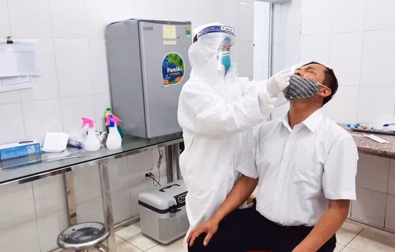 Nhân viên y tế lấy mẫu xét nghiệm COVID-19 cho người dân (Ảnh - BYT) 