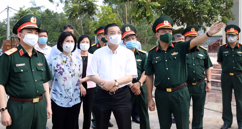 Chủ tịch UBND TP. Hà Nội kiểm tra khu cách ly tại Trường Quân sự Bộ Tư lệnh Thủ đô (Ảnh - Xuân Hải)