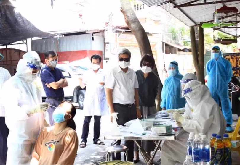 Thứ trưởng Bộ Y tế Nguyễn Trường Sơn cùng GS.TS. Lê Thị Quỳnh Mai - Phó Viện trưởng Viện Vệ sinh Dịch tễ Trung ương - kiểm tra công tác lấy mẫu xét nghiệm (Ảnh - Đức Duy)