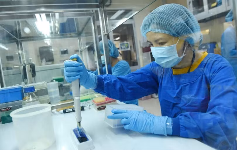 Nhân viên y tế lấy mẫu xét nghiệm COVID-19 (Ảnh - BYT) 