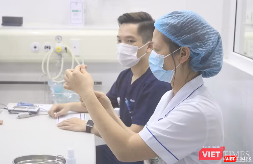 Nhân viên y tế chuẩn bị tiêm vaccine (Ảnh - Minh Thuý) Nhân viên y tế chuẩn bị tiêm vaccine (Ảnh - Minh Thuý)