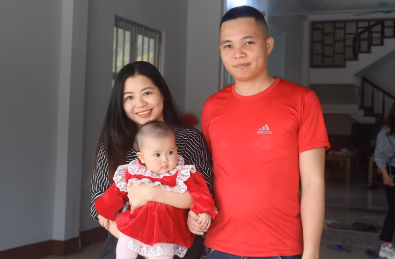Anh Hiếu, chị Xoan hạnh phúc bên thiên thần nhỏ (Ảnh - Minh Thuý) 
