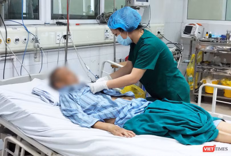Nhân viên y tế chăm sóc cho bệnh nhân mắc COVID-19 ở Bệnh viện Bệnh Nhiệt đới Trung ương (Ảnh - Minh Thuý) 