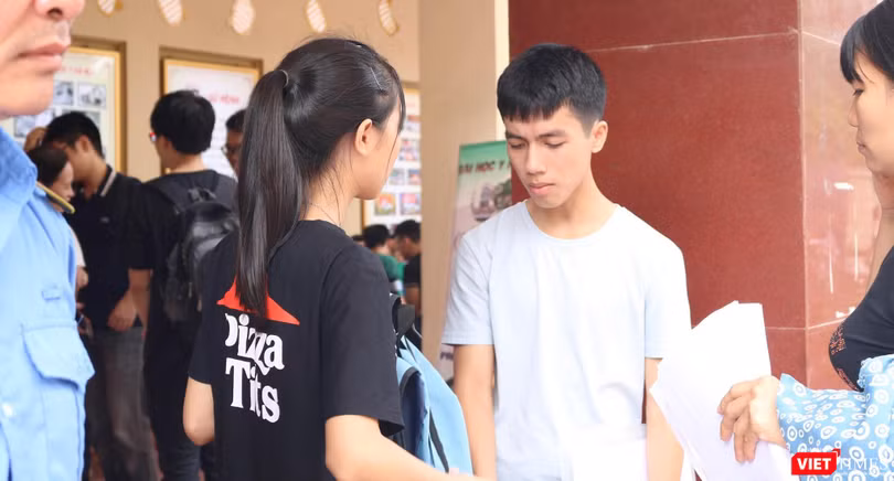 Thí sinh làm thủ tục nhập học. Ảnh: Minh Thúy