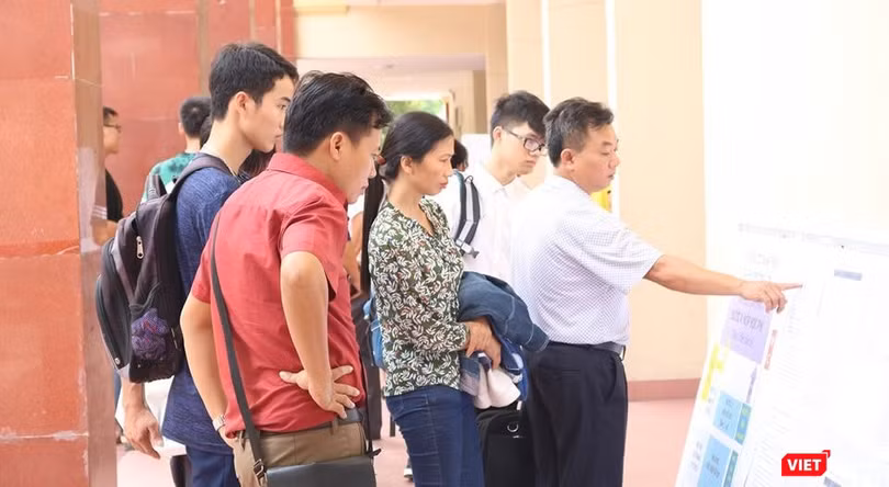 Phụ huynh học sinh. Ảnh: Minh Thúy