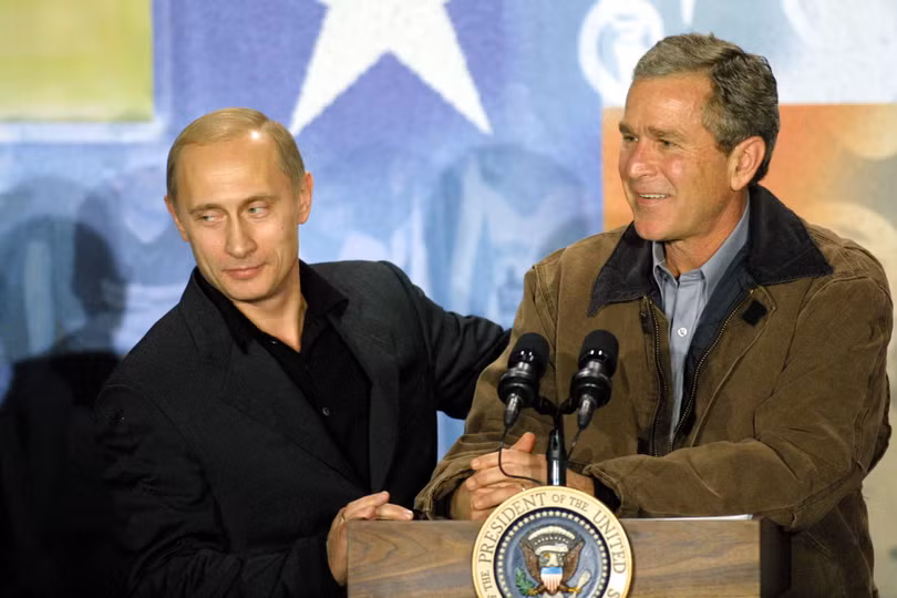 Tổng thống Mỹ George W. Bush có vẻ rất thân thiết với tổng thống Nga.