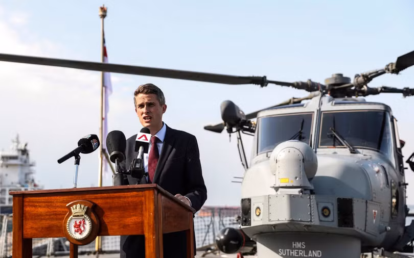 Bộ trưởng Quốc phòng Anh Gavin Williamson trên tàu khu trục neo tại Singapore.