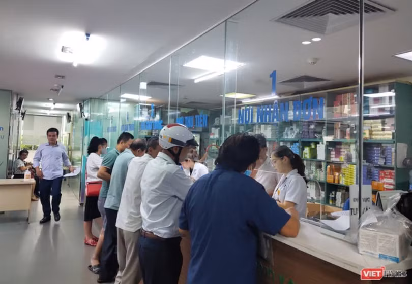 Người dân mua thuốc ở bệnh viện (Ảnh: Minh Thuý)