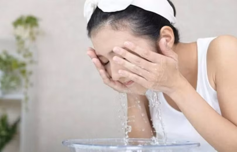 Dùng sữa rửa mặt không phù hợp với loại da sẽ khiến da bị khô căng, kích ứng sau khi rửa mặt (Ảnh: Boldsky) Dùng sữa rửa mặt không phù hợp với loại da sẽ khiến da bị khô căng, kích ứng sau khi rửa mặt (Ảnh: Boldsky)
