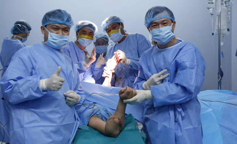 Các bác sĩ ghép thành công 2 cẳng tay cho thanh niên 18 tuổi (Ảnh: BVCC) Các bác sĩ ghép thành công 2 cẳng tay cho thanh niên 18 tuổi (Ảnh: BVCC)
