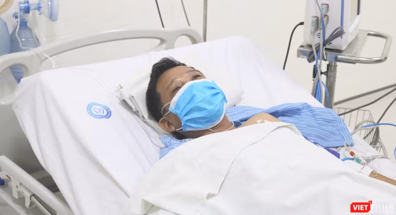 Nam tài xế bị nhồi máu cơ tim đang điều trị tại Bệnh viện E (Ảnh: Minh Thuý) 