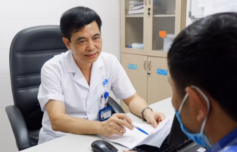 BS. Đào Hữu Ghi - Trưởng Khoa Điều trị Bệnh da nam giới, Bệnh viện Da liễu Trung ương - tư vấn cho một bệnh nhân (Ảnh: Thảo Vy)