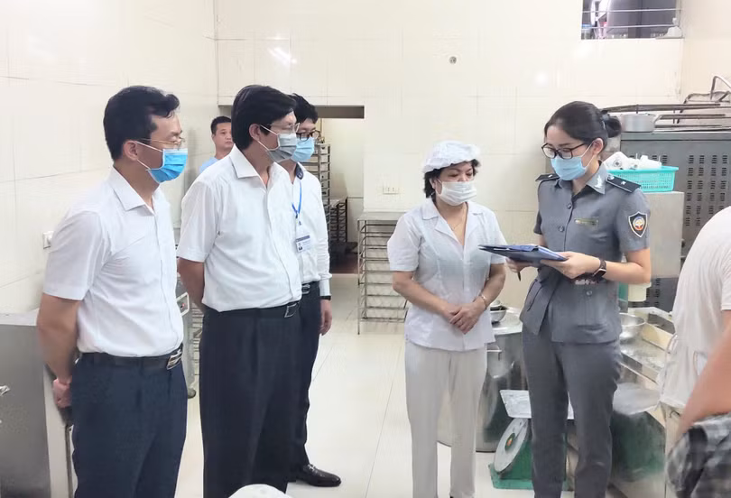 Đoàn kiểm tra an toàn thực phẩm tại một cơ sở sản xuất bánh trung thu (Ảnh: Minh Thuý) 