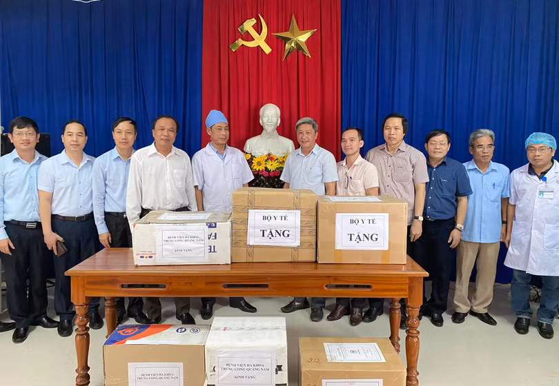 Bộ Y tế tặng quà hỗ trợ Bệnh viện Đa khoa tỉnh Quảng Nam (Ảnh: Vũ Mạnh Cường)