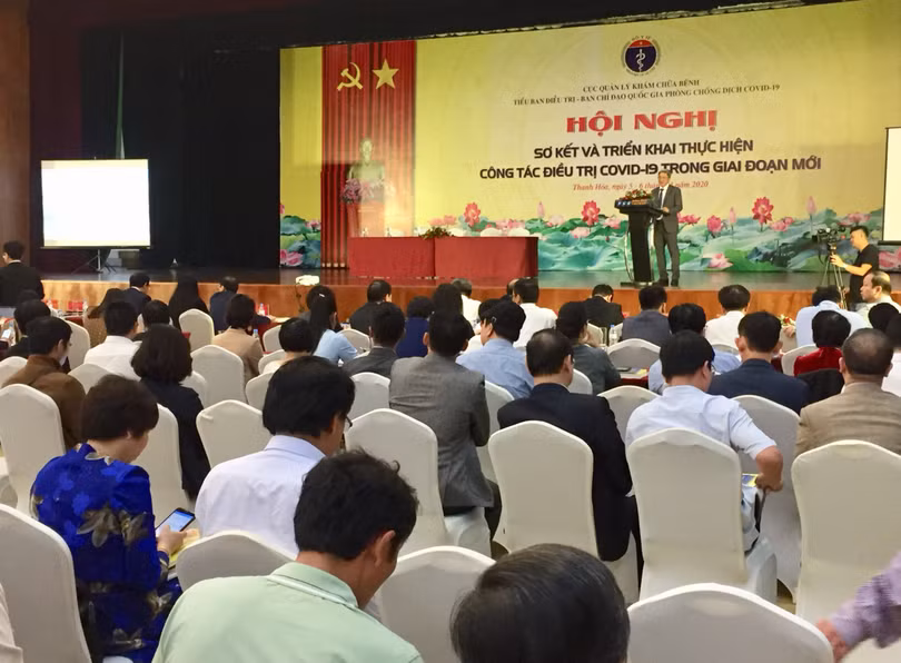 Thứ trưởng Bộ Y tế Nguyễn Trường Sơn phát biểu tại hội nghị sơ kết và triển khai thực hiện công tác điều trị COVID-19 trong giai đoạn mới (Ảnh: Lê Hảo)