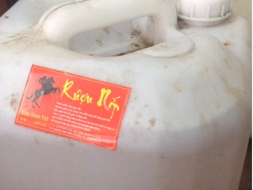 Loại rượu nếp đã khiến 7 người ngộ độc (Ảnh: BVCC) 