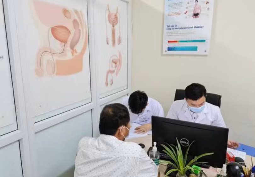 Bệnh nhân đến khám tại Khoa Nam học và Y học giới tính, BV Đại học Y Hà Nội (Ảnh: BVCC)
