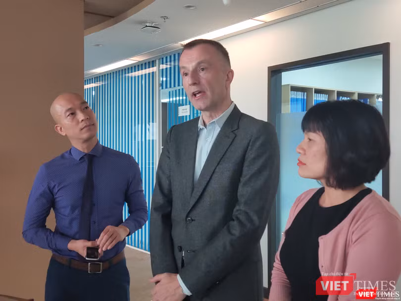 Lãnh đạo Bệnh viện Việt Pháp cho rằng: Nguyên nhân chính khiến sản phụ tử vong là mất máu quá nhiều, suy đa phủ tạng. Đây là một ca bệnh khó, các bác sĩ luôn cập nhật thông tin về tình hình của bệnh nhân ở khu chăm sóc tích cực. Bệnh viện vô cùng đáng tiếc về sự việc này và sẽ có báo cáo hoàn chỉnh để trình lên Bộ Y tế. (Ảnh: Minh Thuý)