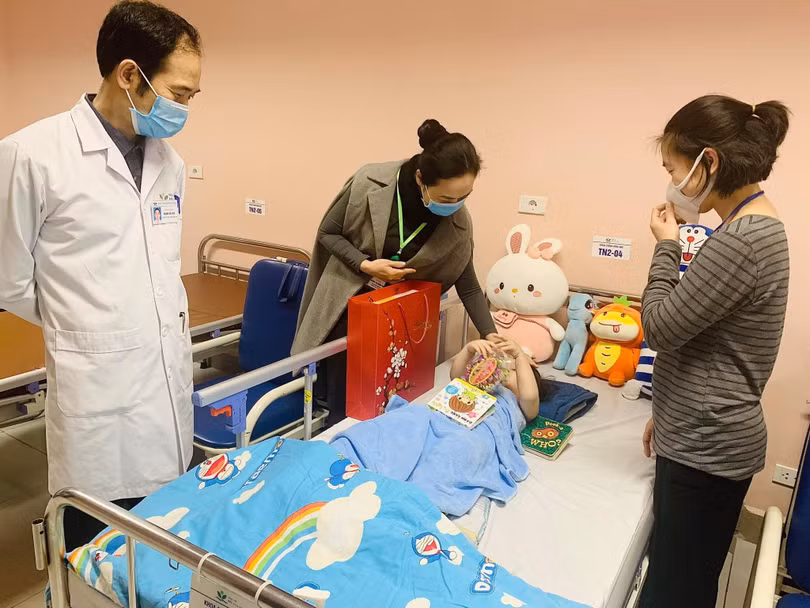 ThS. Dương Thị Minh Thu – Trưởng phòng Công tác xã hội - đã thay mặt lãnh đạo Bệnh viện Nhi Trung ương tới thăm hỏi, động viên và tặng quà cho em bé cùng gia đình (Ảnh - BVCC) ThS. Dương Thị Minh Thu – Trưởng phòng Công tác xã hội - đã thay mặt lãnh đạo Bệnh viện Nhi Trung ương tới thăm hỏi, động viên và tặng quà cho em bé cùng gia đình (Ảnh - BVCC)