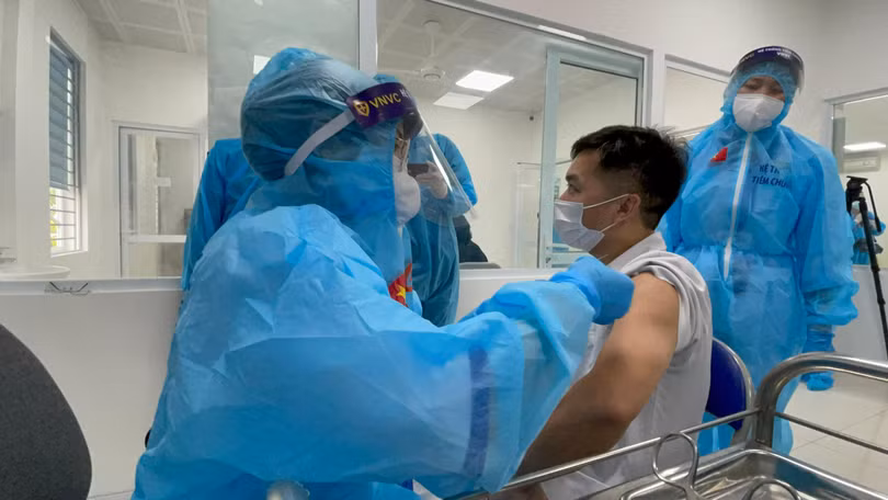 Nhân viên y tế được tiêm vaccine phòng COVID-19 (Ảnh - Tuấn Dũng) 