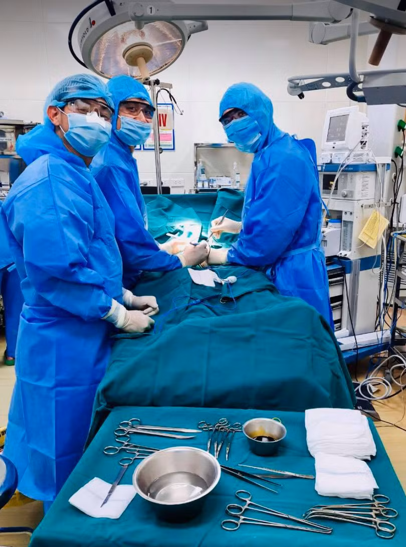 Các bác sĩ mổ nội soi trả tinh hoàn trái về đúng chỗ cho bệnh nhân (Ảnh - BVCC)