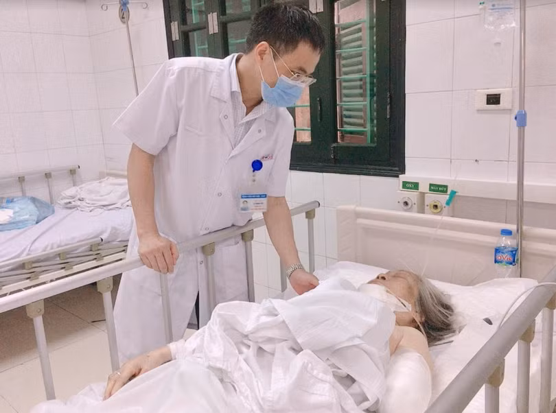 Bác sĩ kiểm tra sức khoẻ cụ bà bị chó tấn công (Ảnh - BVCC) 