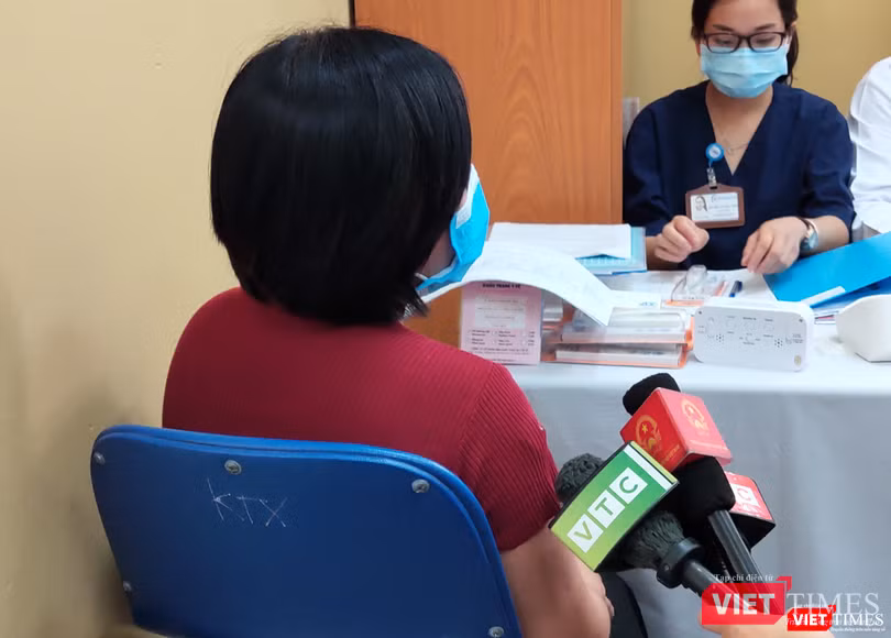 Chị T., 46 tuổi, tâm sự: “Tôi cùng cả gia đình đã đăng ký tiêm thử nghiệm vaccine phòng COVID-19" (Ảnh - Minh Thuý) Chị T., 46 tuổi, tâm sự: “Tôi cùng cả gia đình đã đăng ký tiêm thử nghiệm vaccine phòng COVID-19" (Ảnh - Minh Thuý)
