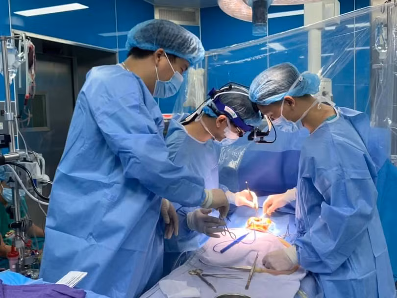 Các bác sĩ "sửa chữa" trái tim lỗi nhịp cho bệnh nhi (Ảnh - BVCC) Các bác sĩ "sửa chữa" trái tim lỗi nhịp cho bệnh nhi (Ảnh - BVCC)