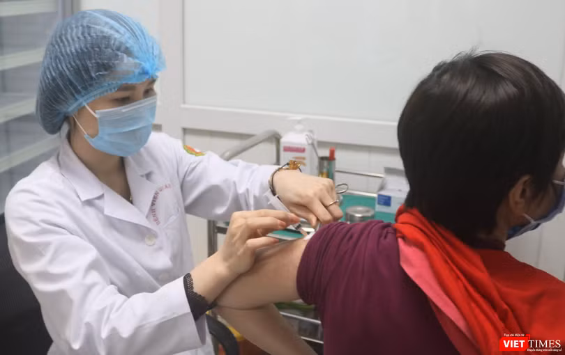 Nhân viên y tế tiêm thử nghiệm vaccine phòng COVID-19 cho tình nguyện viên (Ảnh - Minh Thuý) 