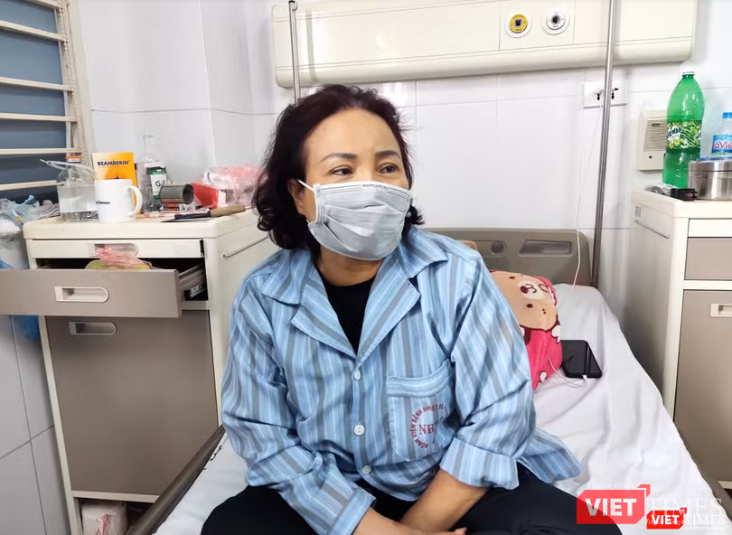 Bà M., 61 tuổi, không chỉ uống thuốc nam để trị viêm gan mà còn uống nhiều loại thuốc khác được quảng cáo trên mạng (Ảnh - Minh Thuý) Bà M., 61 tuổi, không chỉ uống thuốc nam để trị viêm gan mà còn uống nhiều loại thuốc khác được quảng cáo trên mạng (Ảnh - Minh Thuý)