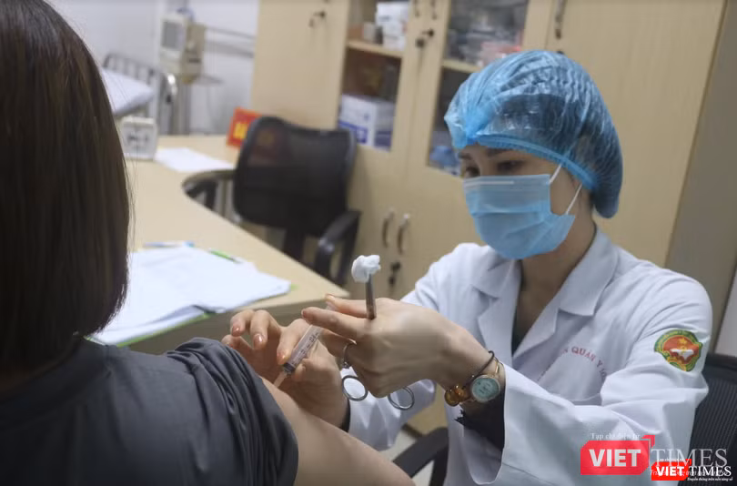 Nhân viên y tế tiêm vaccine phòng COVID-19 (Ảnh - Minh Thuý)