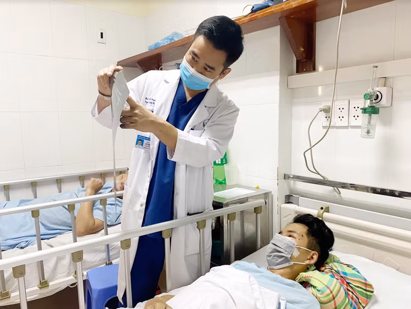 ThS.BS. Vũ Trung Trực - Phó Trưởng khoa Hàm mặt - Tạo hình - Thẩm mỹ, Bệnh viện Hữu nghị Việt Đức khám lại cho người bệnh (Ảnh - BVCC) ThS.BS. Vũ Trung Trực - Phó Trưởng khoa Hàm mặt - Tạo hình - Thẩm mỹ, Bệnh viện Hữu nghị Việt Đức khám lại cho người bệnh (Ảnh - BVCC)
