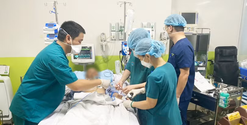 Các bác sĩ điều trị cho bệnh nhân 1536 mắc COVID-19 nặng (Ảnh - BYT) 