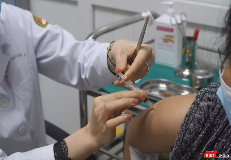 Tiêm vaccine phòng COVID-19 (Ảnh - Minh Thuý)