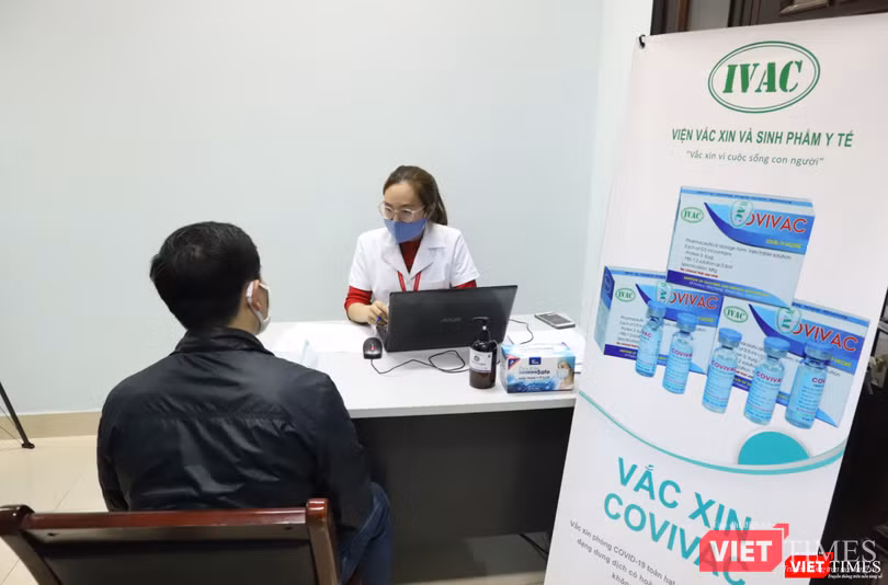 Nhân viên tư vấn cho tình nguyện viên (Ảnh - Minh Thuý) Nhân viên tư vấn cho tình nguyện viên (Ảnh - Minh Thuý)