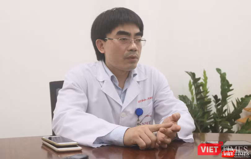 TS.BS. Vũ Minh Điền - Phó Giám đốc Trung tâm Phòng chống dịch, Bệnh viện Bệnh Nhiệt đới Trung ương (Ảnh - Minh Thuý)