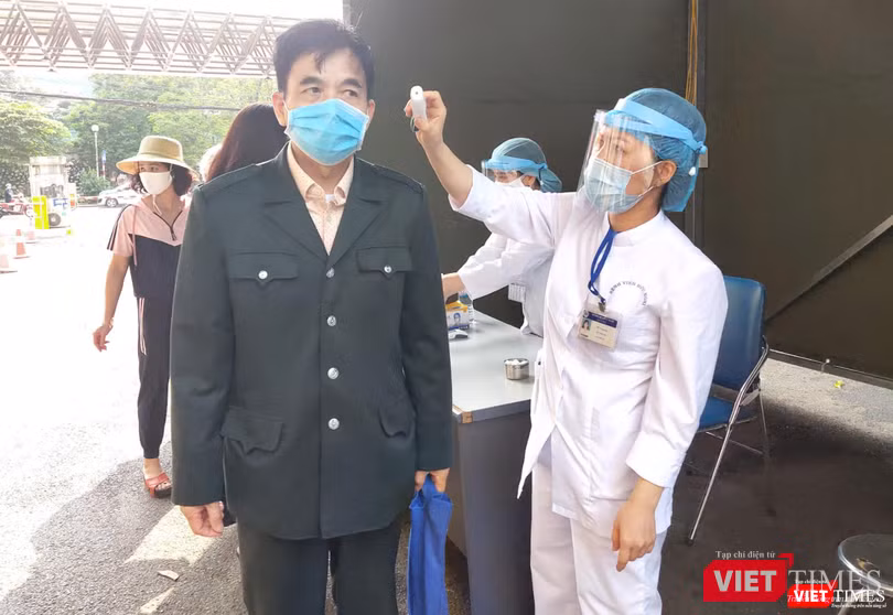 Kiểm tra nhiệt độ cho người dân trước khi vào bệnh viện (Ảnh - Minh Thuý) Kiểm tra nhiệt độ cho người dân trước khi vào bệnh viện (Ảnh - Minh Thuý)