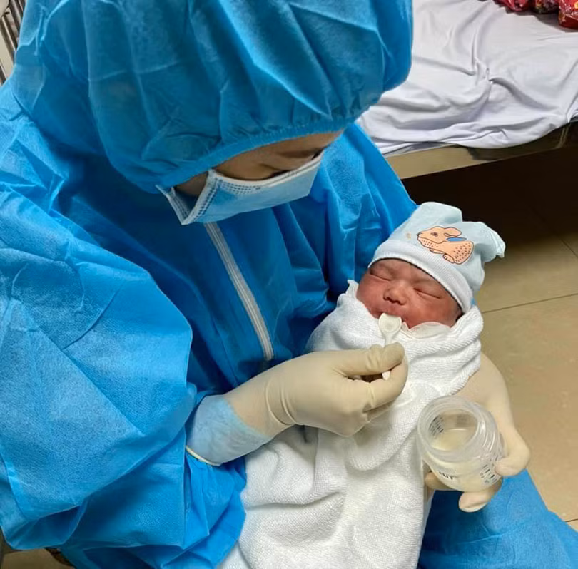 Các bé được cho lo từng bữa ăn, giấc ngủ trong khu cách ly (Ảnh - BVCC)