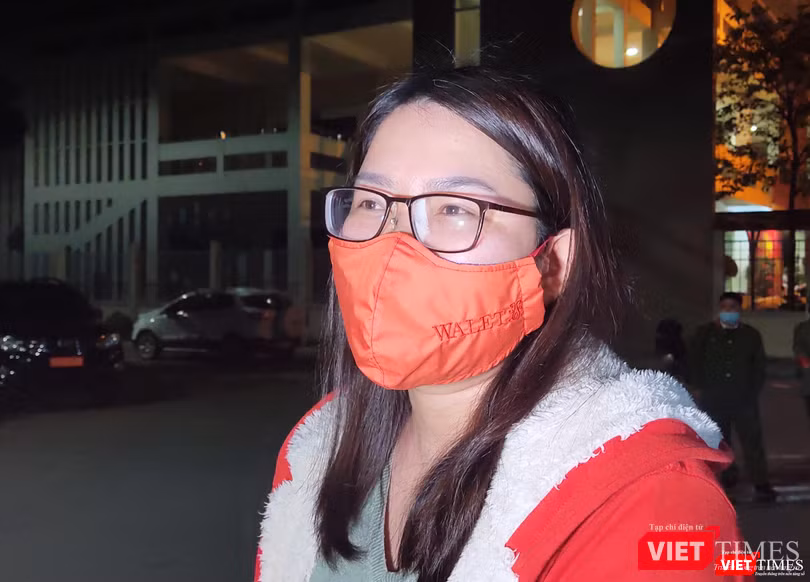 Chị Nguyễn Thị Xuân Quỳnh - phụ huynh của bé Lê Mộc Miên, học sinh lớp 3E Trường Tiểu học Xuân Phương – (Ảnh - Minh Thuý)