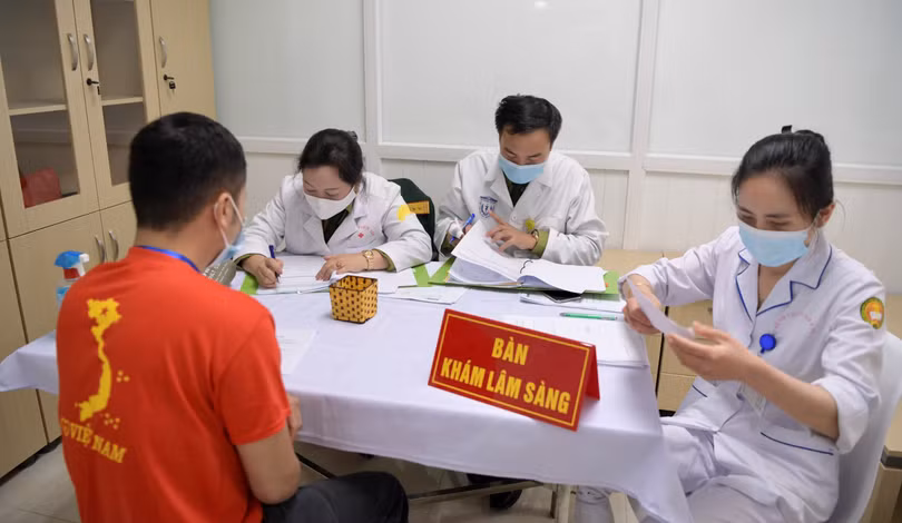 Tình nguyện viên được khám lâm sàng trước khi tiêm vaccine phòng COVID-19 (Ảnh - Hoàng Anh)