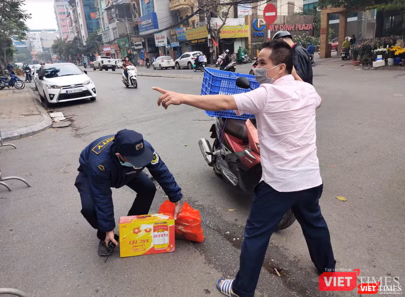 Người dân ship đồ ở bên ngoài vào khu chung cư (Ảnh - Minh Thuý)